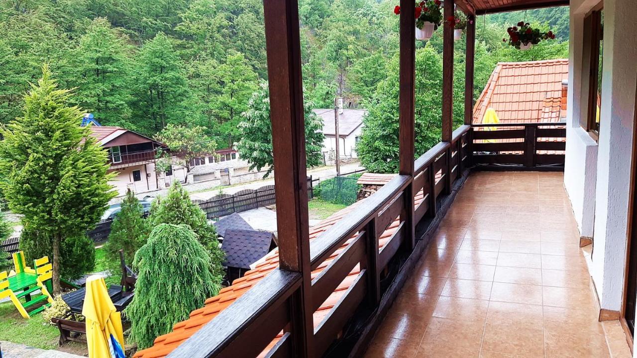 Hanul Vanatorului Gureni Exterior foto